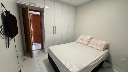 Giường trong phòng chung tại Apartamento dois quartos em Guriri Sul