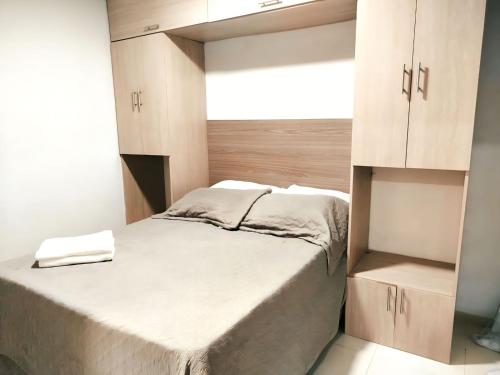 Exclusivo Torices con Vista al Mar في Arizona: غرفة نوم صغيرة مع سرير ودواليب خشبية