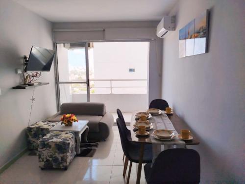 Exclusivo Torices con Vista al Mar في Arizona: غرفة معيشة مع طاولة وأريكة