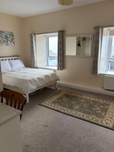 Postel nebo postele na pokoji v ubytování Mary's of Mulranny