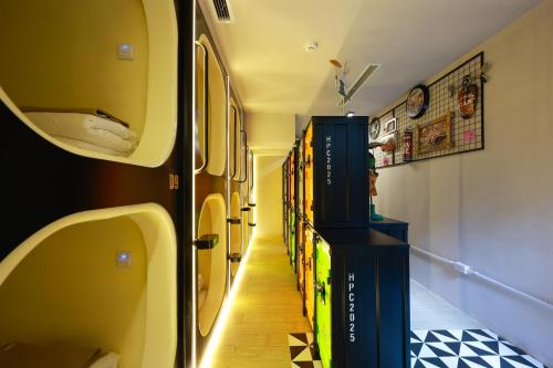 ハノイにあるACE Hostelの棚に本が置かれたバス内の廊下