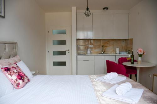a bedroom with a bed with two towels on it at Apartman Boem Pale in Pale