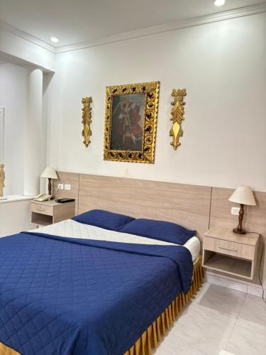 1 dormitorio con edredón azul en la cama en Hotel Chucarima, en Cúcuta