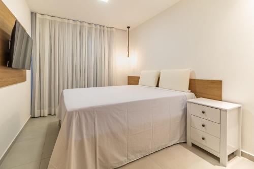 バーハ・デ・サン・ミゲウにあるHarmonia Tropical San Martin - Destino BSM 203 Cの白いベッドルーム(白いベッド1台、ドレッサー付)