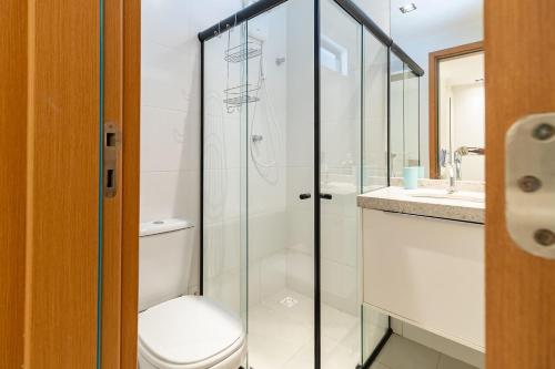 バーハ・デ・サン・ミゲウにあるHarmonia Tropical San Martin - Destino BSM 203 Cのトイレとガラスのシャワー付きのバスルーム