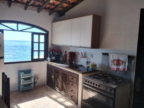 Nhà bếp/bếp nhỏ tại Casa Bela Vista Ilha de Jaguanum