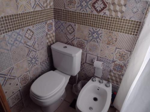 ein kleines Badezimmer mit Toilette und Waschbecken in der Unterkunft Casa en La Caleta Mar de Cobos in Mar de Cobo