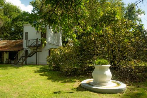 サン・アントニオ・デ・アレコにあるEstancia La Cinacinaの家の前の芝生に置かれた白い花瓶