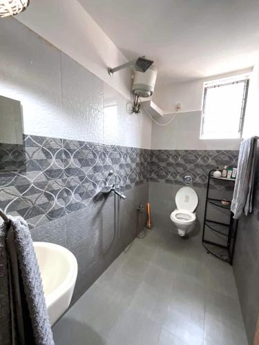 a bathroom with a sink and a toilet at Casa Palolem in Canacona