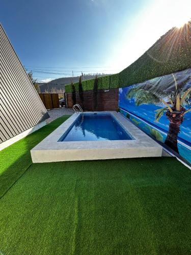 Piscina a Qusar a-freym o a prop