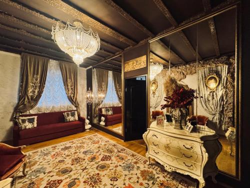 una sala de estar con una lámpara de araña y una habitación con una mesa en Conacul Coroanei Luxury Boutique Hotel, en Bucarest