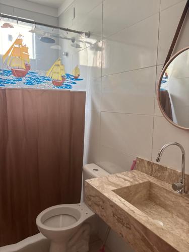 Ένα μπάνιο στο CASA DE 4 QUARTOS com piscina px a praia do aracagy 16 pessoas