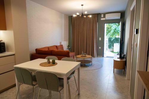 VASIADIS apartment في Síndos: غرفة معيشة مع طاولة وأريكة