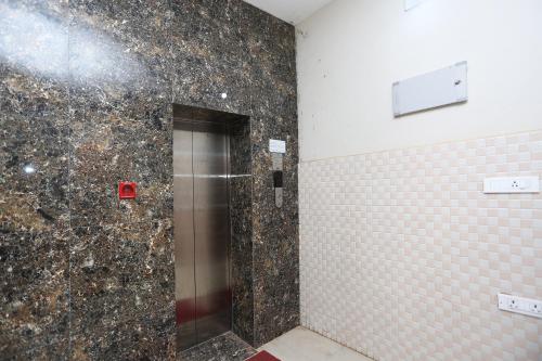 Ένα μπάνιο στο Collection O KIIT Square Bhubaneswar Formerly Nilay Classic