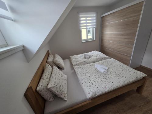 Postel nebo postele na pokoji v ubytování Apartmán pod Blatenským vrchem