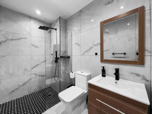 Et badeværelse på Hyde Park 2 Comfy Apt with Parking San Juan