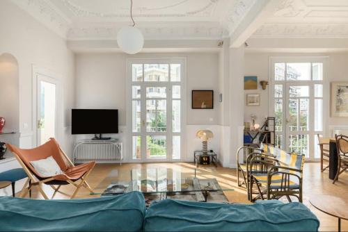 Basquiat - Gallery Style Central Neoclassical Apartment