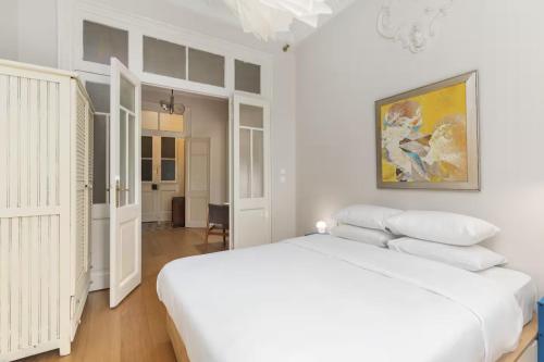 Basquiat - Gallery Style Central Neoclassical Apartment