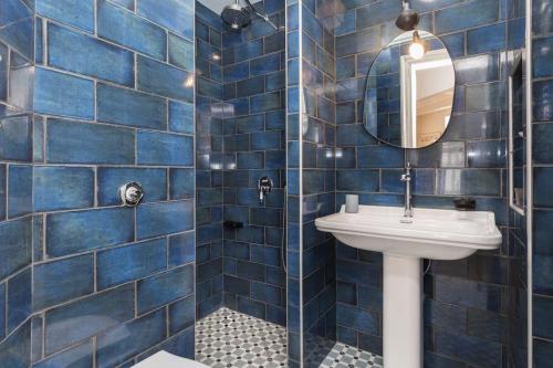 Basquiat - Gallery Style Central Neoclassical Apartment