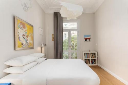 Basquiat - Gallery Style Central Neoclassical Apartment