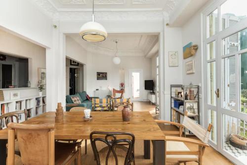 Basquiat - Gallery Style Central Neoclassical Apartment