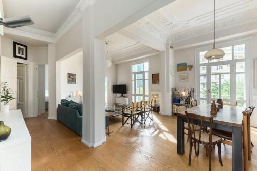 Basquiat - Gallery Style Central Neoclassical Apartment