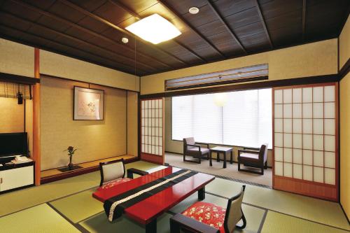 sala de estar con mesa y sillas en Kanazawa Chaya, en Kanazawa