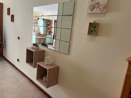 una habitación con un espejo en la pared en La casetta di Memy, en Nápoles