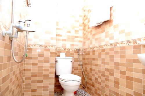 a bathroom with a toilet and a sink at Thien Thanh Hotel in Phong Nha