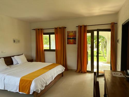 Ένα ή περισσότερα κρεβάτια σε δωμάτιο στο Hôtel Éden Roc Ivoire
