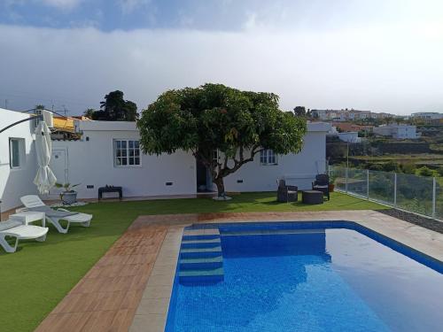 Bazén v ubytování Casa Mango, con piscina y vistas al mar y volcán nebo v jeho okolí
