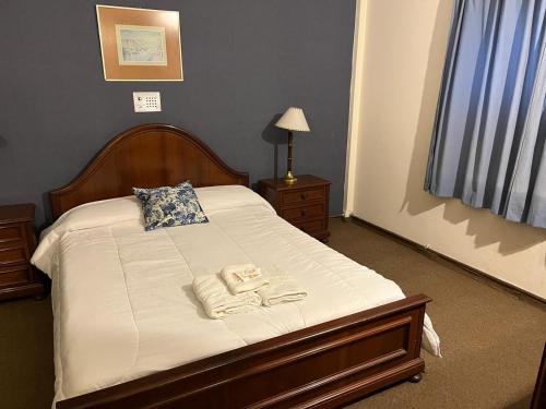 a bed with two towels on it in a bedroom at 3Reyes in Necochea