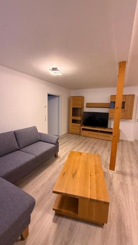 a living room with a couch and a coffee table at Ferienwohnung im Ellertal in Bockelnhagen