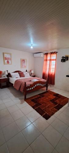 Ένα ή περισσότερα κρεβάτια σε δωμάτιο στο So-neez Upstairs apt