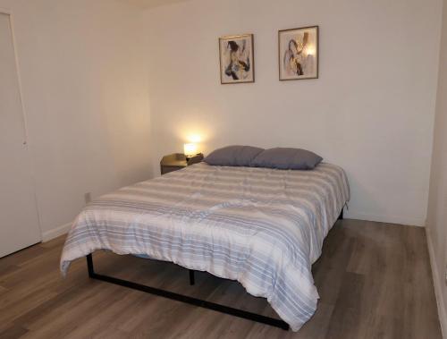 En eller flere senge i et værelse på Cozy Home with Relaxing Backyard