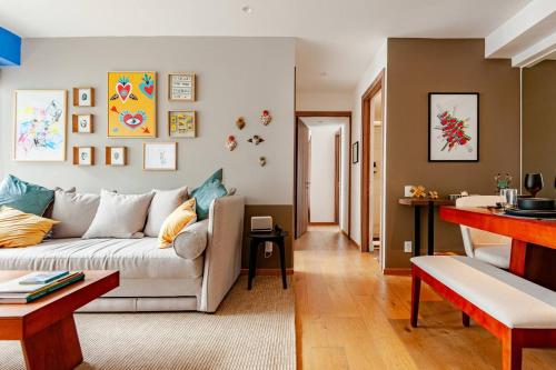 a living room with a couch and a table at Condesa Elite Living in Mexico City
