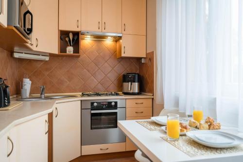 The GOR Apartment في كيسكيميت: مطبخ مع طاولة مع كأسين من عصير البرتقال