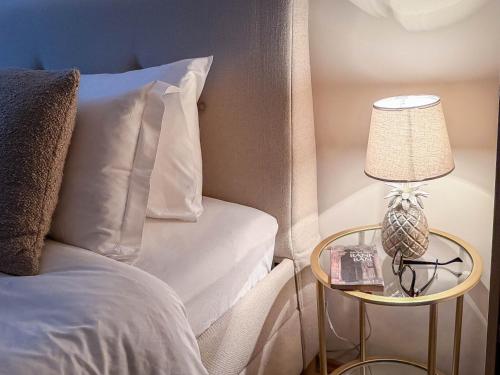 The GOR Apartment في كيسكيميت: غرفة نوم بسرير مع مصباح وطاولة جانبية