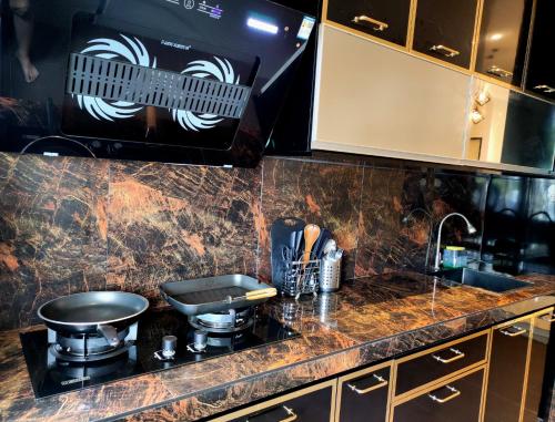 Кухня или мини-кухня в Cyberjaya Puchong JWJ Pool Villa 4BR Luxury Reno
