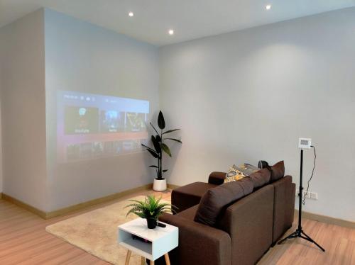 Телевизор и/или развлекательный центр в Cyberjaya Puchong JWJ Pool Villa 4BR Luxury Reno