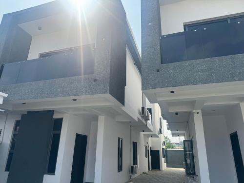 een wit gebouw waar de zon door de ramen schijnt bij Next Level Apartments and Suites in Ibadan