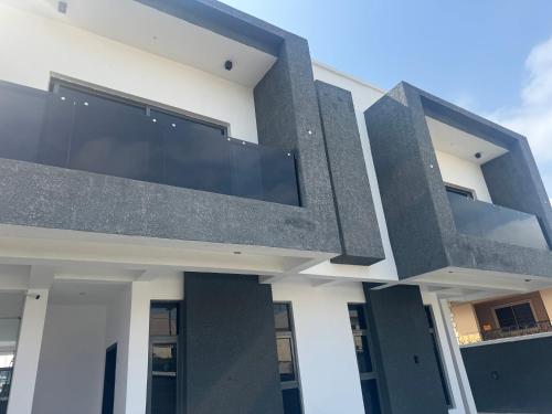 een gevel van een gebouw met grote ramen bij Next Level Apartments and Suites in Ibadan