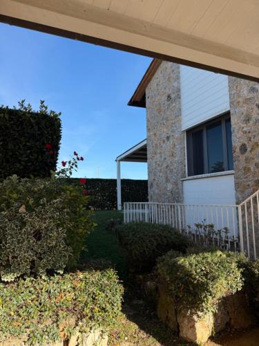 En have udenfor Casa Emilio