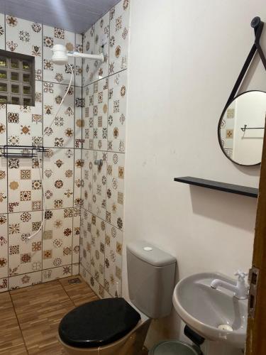 a bathroom with a toilet and a sink at MOVE quartos de hotel in Pipa