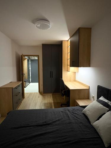 Ένα ή περισσότερα κρεβάτια σε δωμάτιο στο TuJestJakbyLuksusowo - Apartament generała Maczka