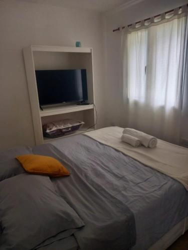 een slaapkamer met een groot bed met twee handdoeken erop bij Viento Sur 2 in Estancia El Polomo