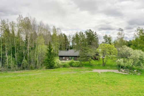 een huis midden in een veld bij Dávidi talo 