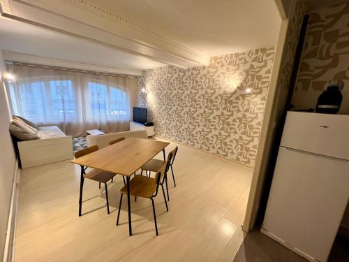 a kitchen and dining room with a table and chairs at Le Cocon Commerçien in Commercy