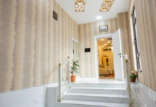 SkyGate Guesthouse : مدخل مع سلالم في منزل