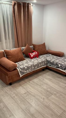 een bank in de hoek van een woonkamer bij Lad Petite Maison in Craiova